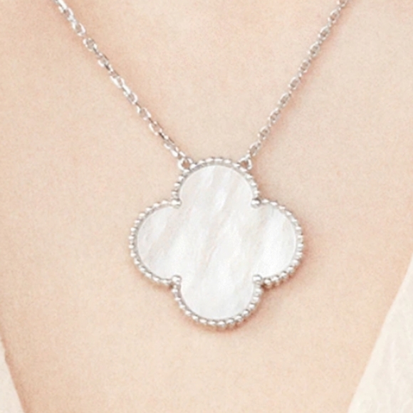 Van Cleef & Arpels Jewelry - AUTHENTIC VAN CLEEF AND ARPELS Magic Alhambra pendant necklace